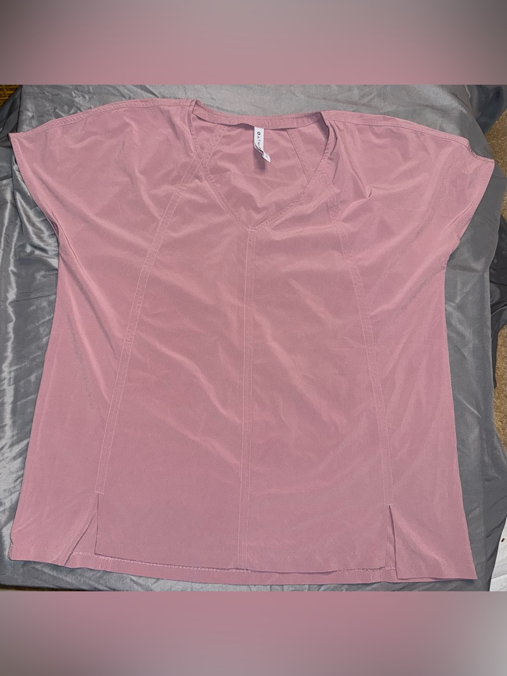 Athleta Dusty Rose V-Neck Short Sleeve Top active minimalist Barbie pretty Sz XL